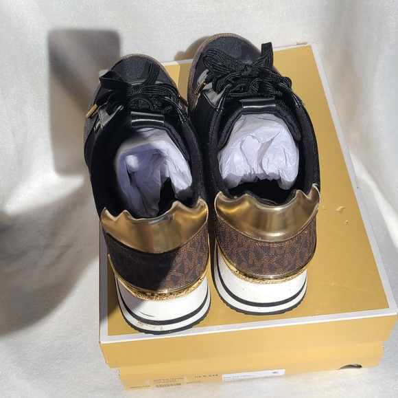 Shoes - Picture 4 of 6